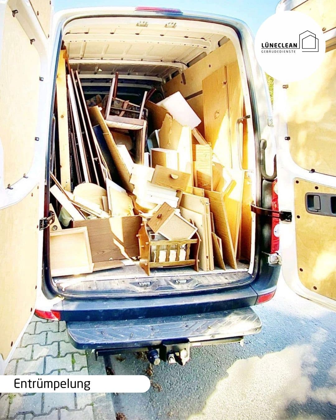 Entrümpelung – beladener Transporter mit Holzmöbeln und Sperrmüll zur Abfuhr